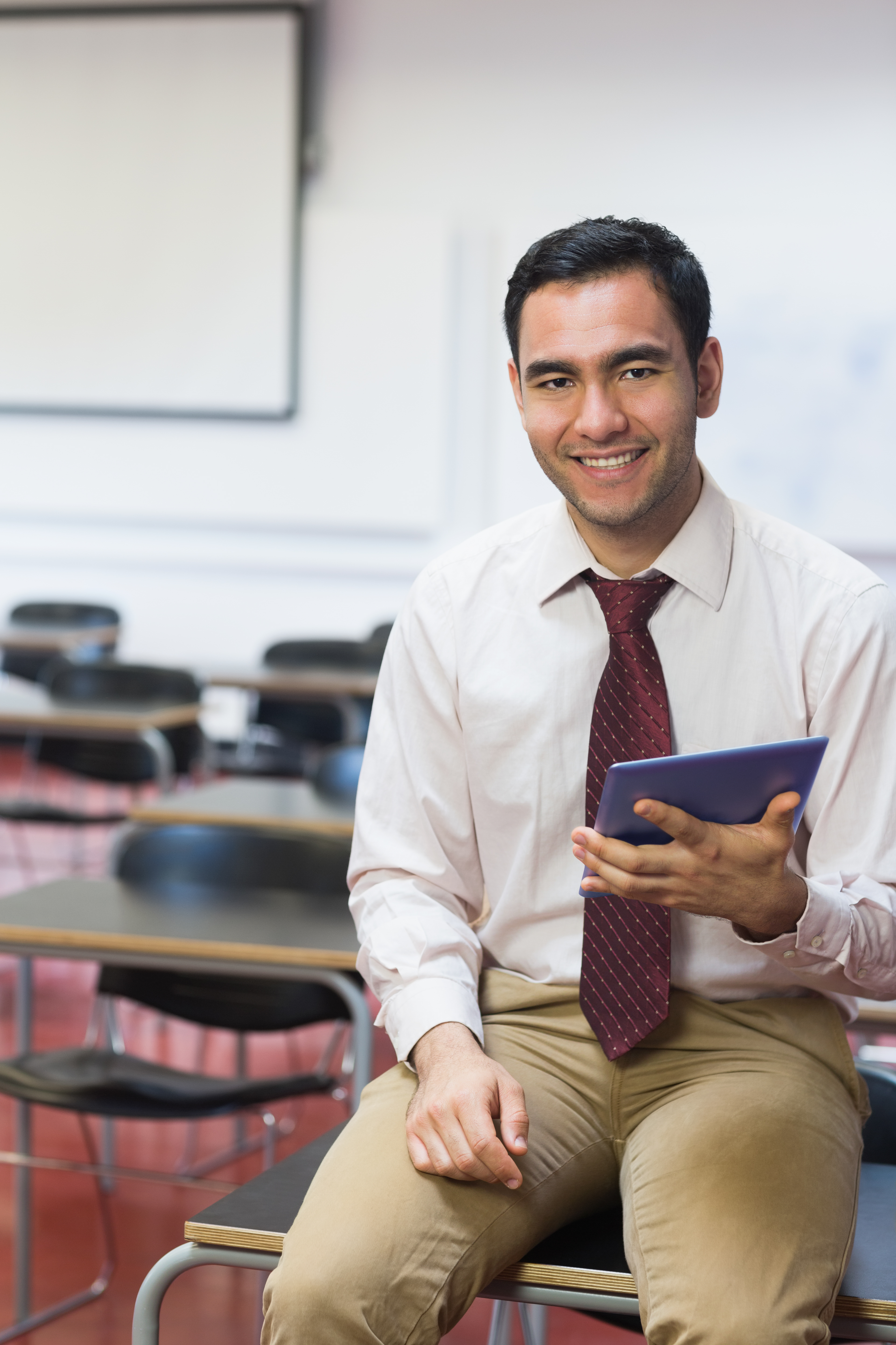 Estudiantes de ciencias de la educación trabajando en aula